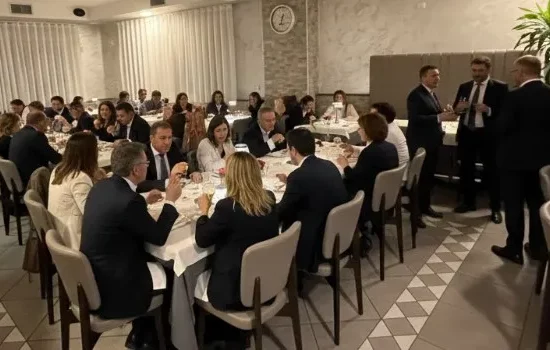 Cena Aziendale a I 2 Baséj Cena conviviale e brindisi all'Osteria I 2 Baséj di Basiglio - Pizzeria e Cucina Italiana